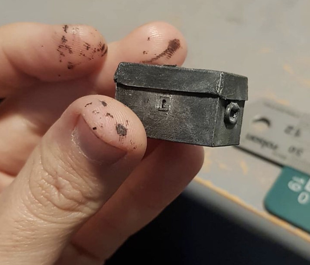 Miniature chess set box for the bookcase in the mini Bottom flat